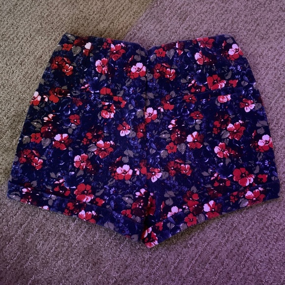 Hollister High Rise Flower Patterned Shorts - Picture 3 of 3
